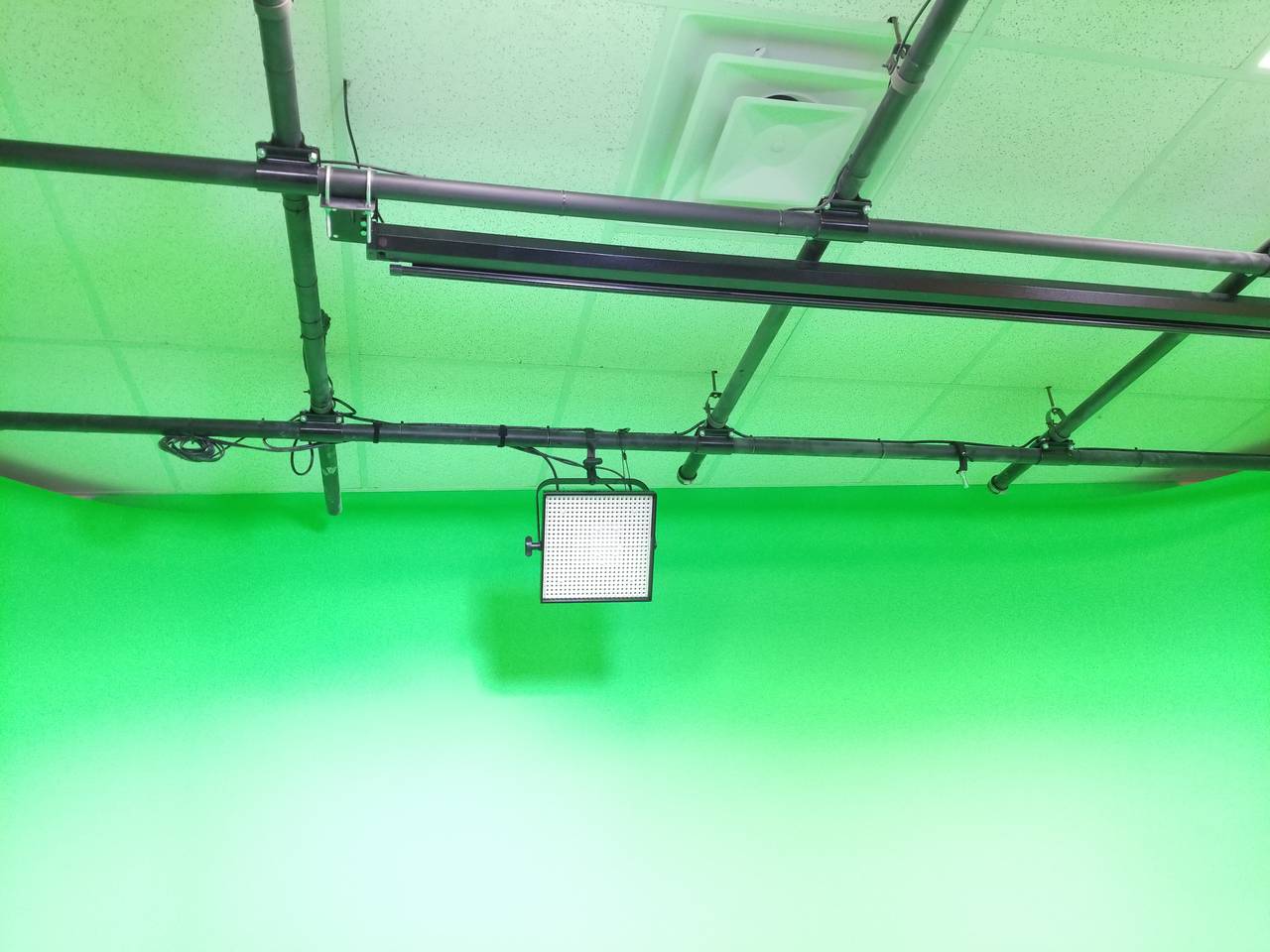 Lighting grid detail, instruments hung on 4-foot pipe spacing